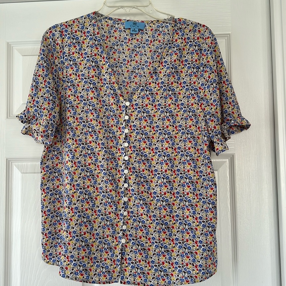 Floral short sleeve blouse.